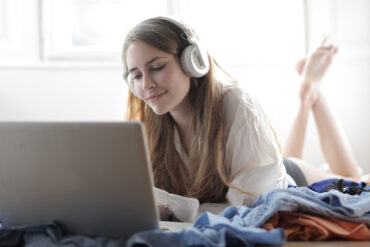vrouw-in-wit-overhemd-met-zilveren-macbook