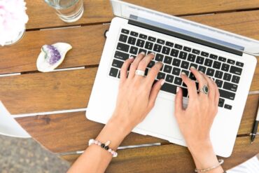 vrouw typt op laptop