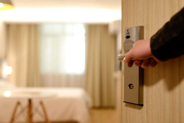 persoon-die-op-de-deurhendel-in-de-kamer-houdt