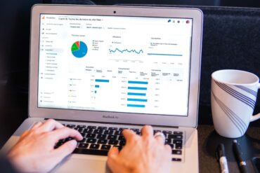 persoon die een macbook pro gebruikt met google analytics
