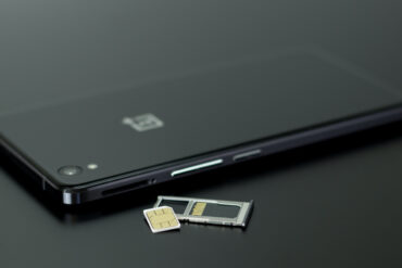 zwarte-smartphone-op-zwart-tafelblad
