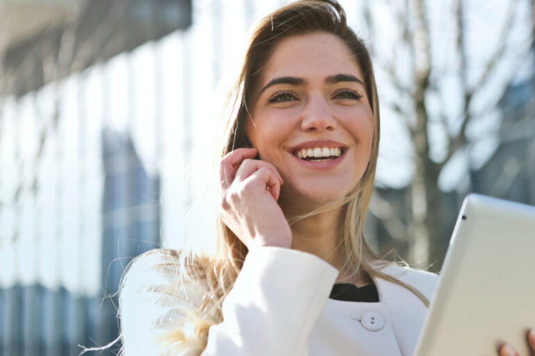 vrouw-in-witte-blazer-met-tabletcomputer
