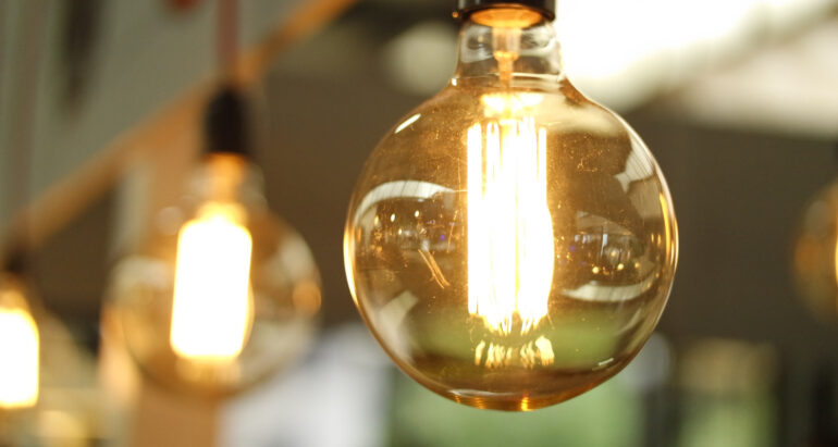 verlichte-gloeilamp-in-fotografie-met-selectieve-focus
