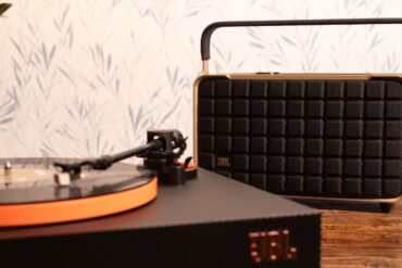 JBL Authentics 300