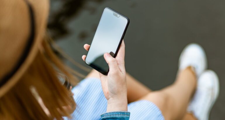 persoon met smartphone, pexels