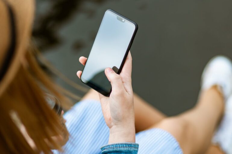 persoon met smartphone, pexels