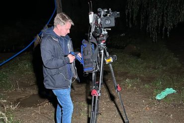 cameraman in overstromingsgebied