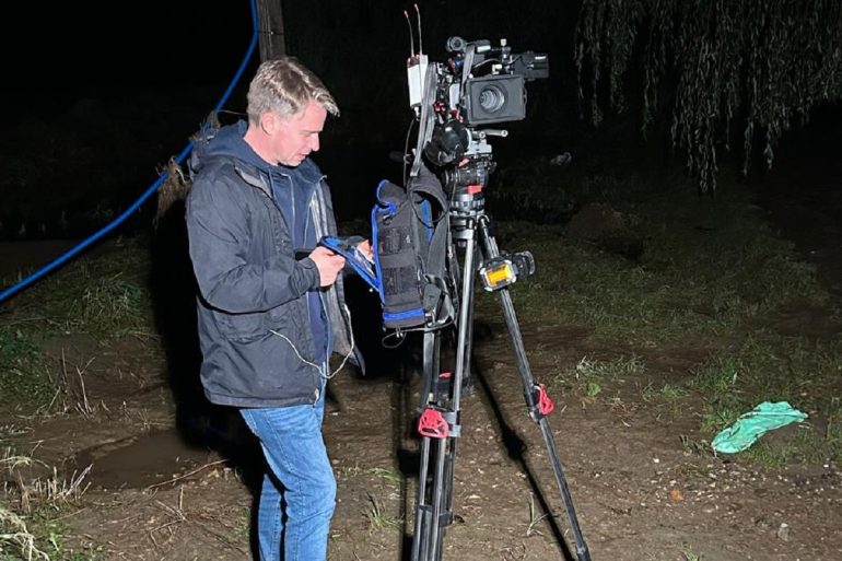 cameraman in overstromingsgebied