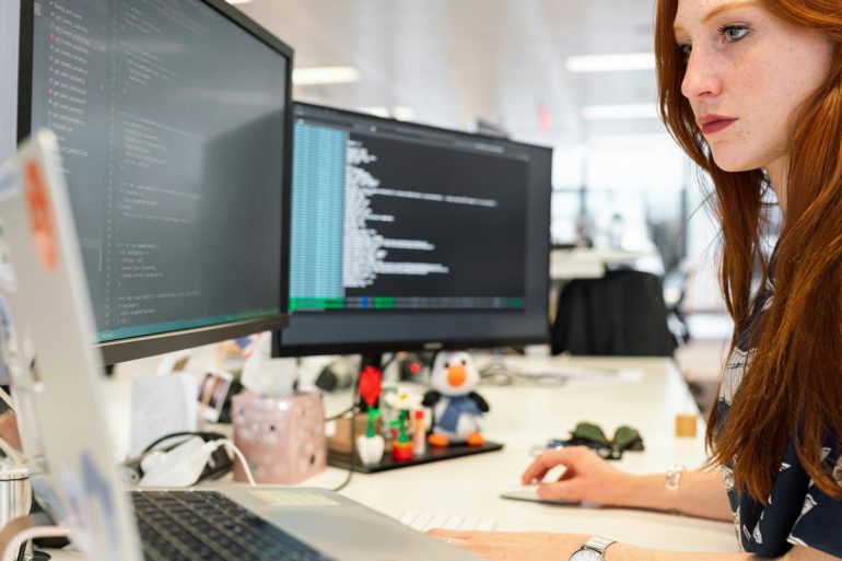 vrouw in de technologie