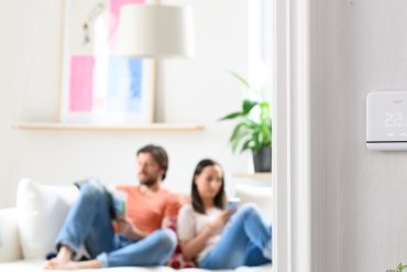 Mannen zetten bij hitte als eerste de airco aan, vrouwen regelen de verwarming