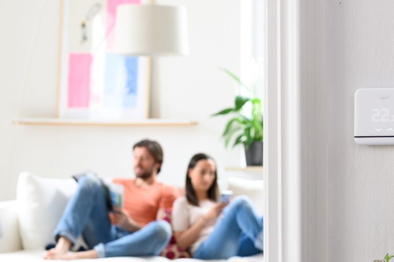 Mannen zetten bij hitte als eerste de airco aan, vrouwen regelen de verwarming