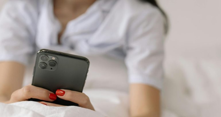 Kwart Nederlanders gluurt in telefoon partner