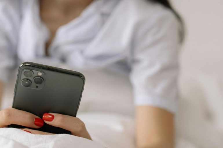 Kwart Nederlanders gluurt in telefoon partner