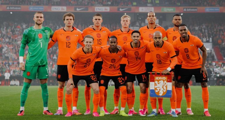 LEGO zwaait Oranje uit met een voetbalvaantje van 4.486 steentjes
