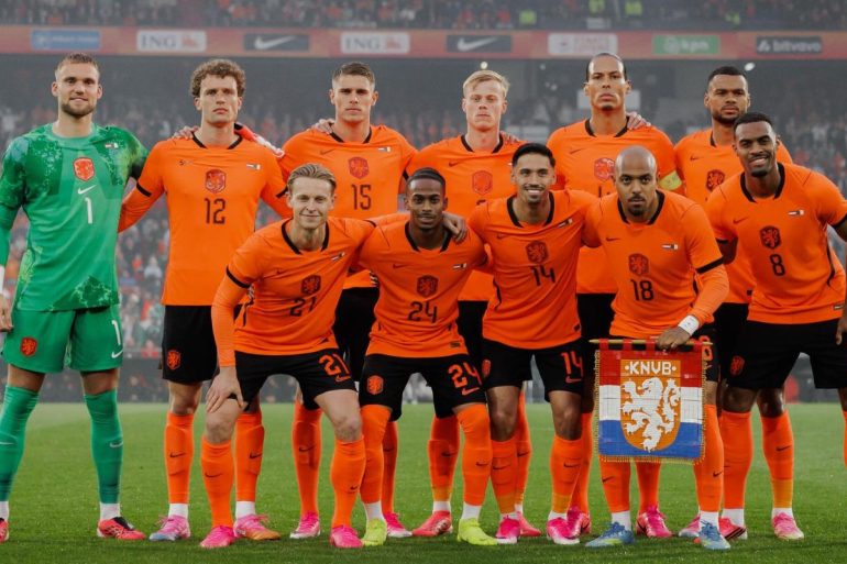LEGO zwaait Oranje uit met een voetbalvaantje van 4.486 steentjes
